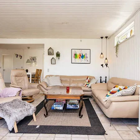 5 Person In Sydals-by Traum